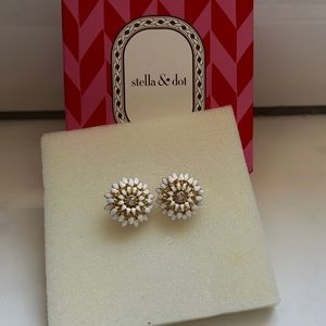 Stella & Dot Stud Earings. White/Gold.